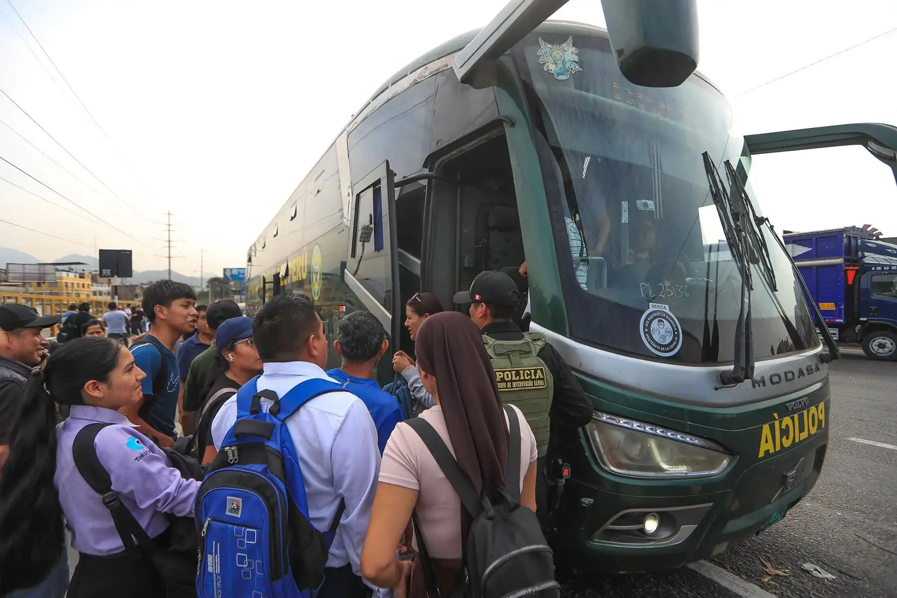 Poca afluencia de pasajeros en el paradero Puente Nuevo durante el paro de transportistas de este 14 de enero de 2026.
Foto: ANDINA/ Ricardo Cuba.