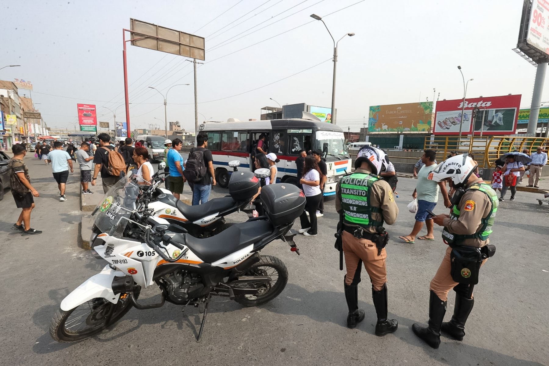 Despliegue de personal de la Policía Nacional custodiando los alrededores de los paraderos a la altura del mercado Huamantanga y también del óvalo Habich en el cono norte.

Foto: ANDINA/Juan Carlos Guzmán