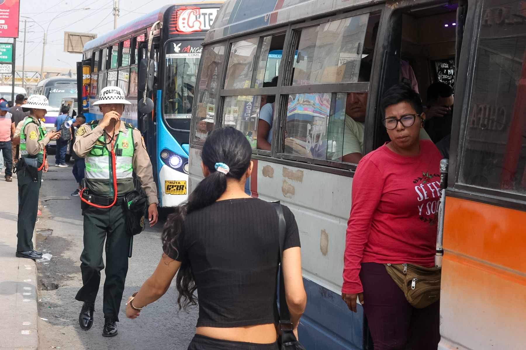 Despliegue de personal de la Policía Nacional custodiando los alrededores de los paraderos a la altura del mercado Huamantanga y también del óvalo Habich en el cono norte.

Foto: ANDINA/Juan Carlos Guzmán