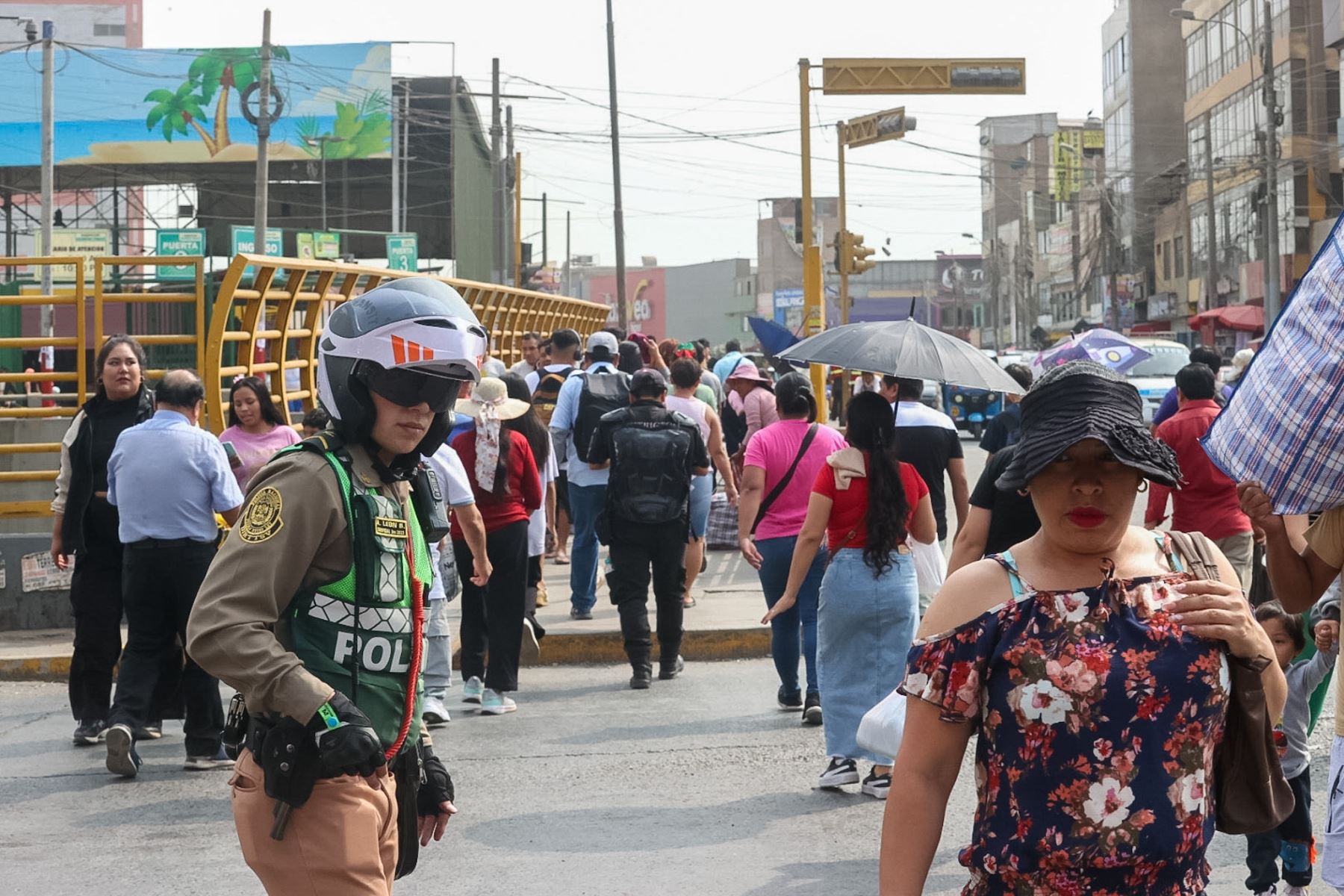 Despliegue de personal de la Policía Nacional custodiando los alrededores de los paraderos a la altura del mercado Huamantanga y también del óvalo Habich en el cono norte.

Foto: ANDINA/Juan Carlos Guzmán