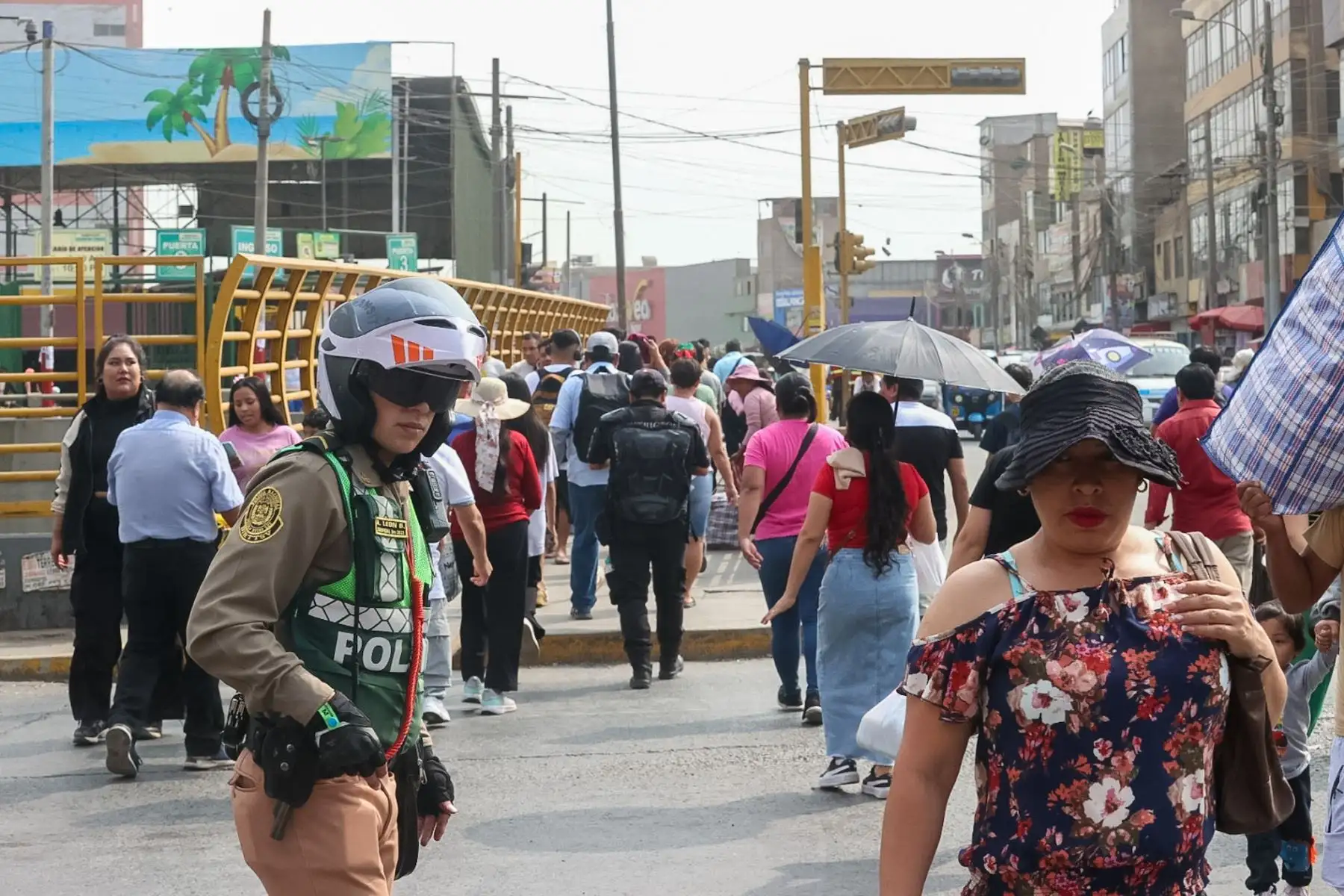 Despliegue de personal de la Policía Nacional custodiando los alrededores de los paraderos a la altura del mercado Huamantanga y también del óvalo Habich en el cono norte.

Foto: ANDINA/Juan Carlos Guzmán