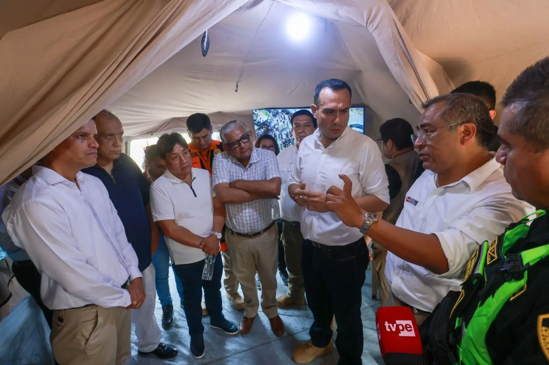 El presidente de la república, José Jerí, se reúne con integrantes del gremio de transportistas, en la zona de Acho, en el distrito del Rímac. Foto: ANDINA/Prensa Presidencia