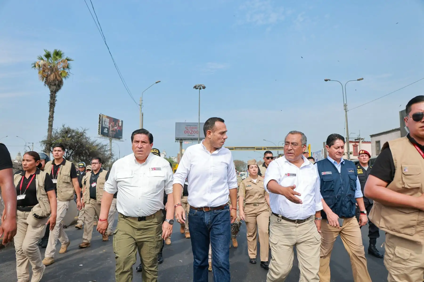El presidente de la república, José Jerí, se reúne con integrantes del gremio de transportistas, en la zona de Acho, en el distrito del Rímac. Foto: ANDINA/Prensa Presidencia