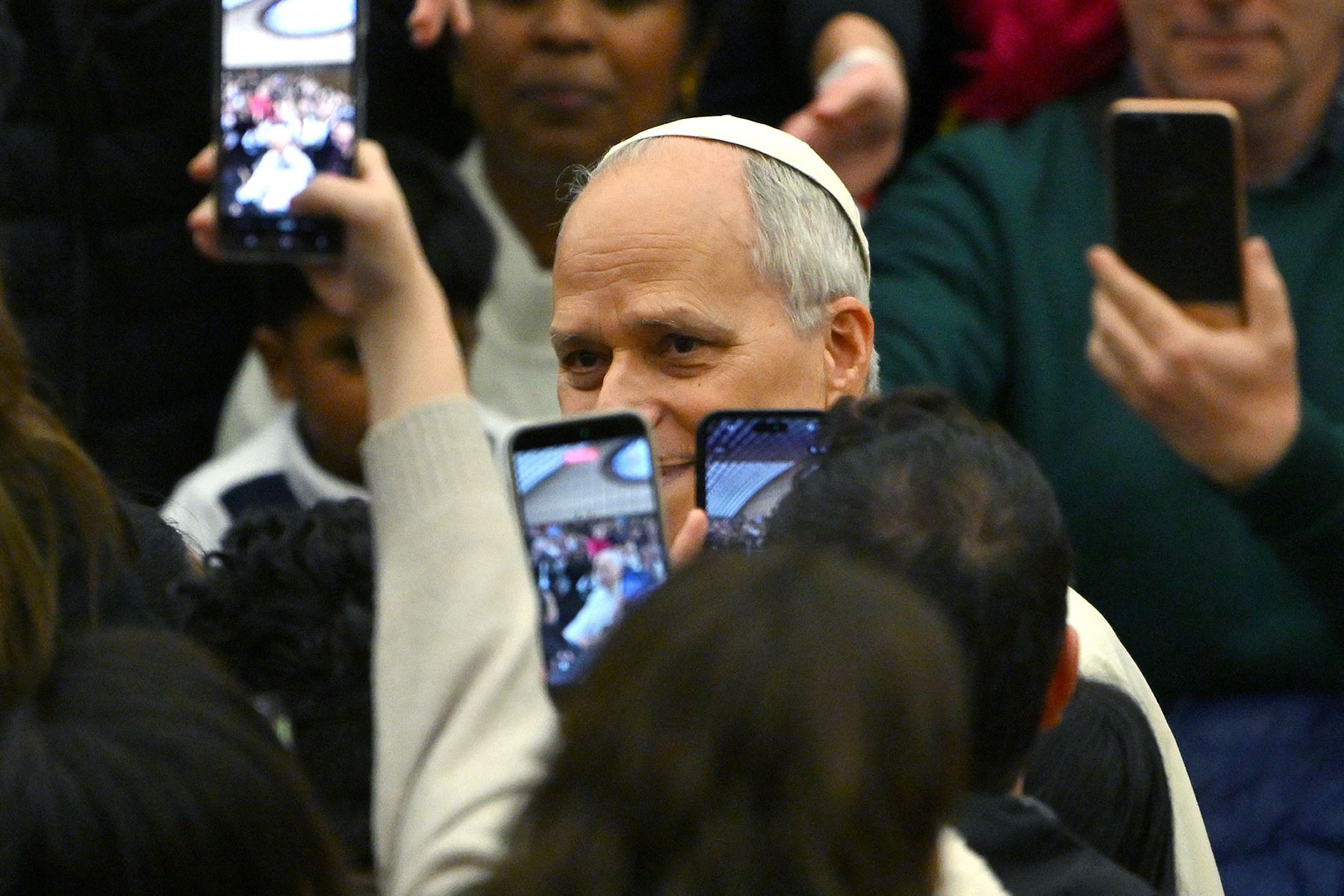 El Papa León XIV reacciona ante los vítores de los fieles al salir de su audiencia general semanal en el Aula Pablo VI del Vaticano. Foto: AFP