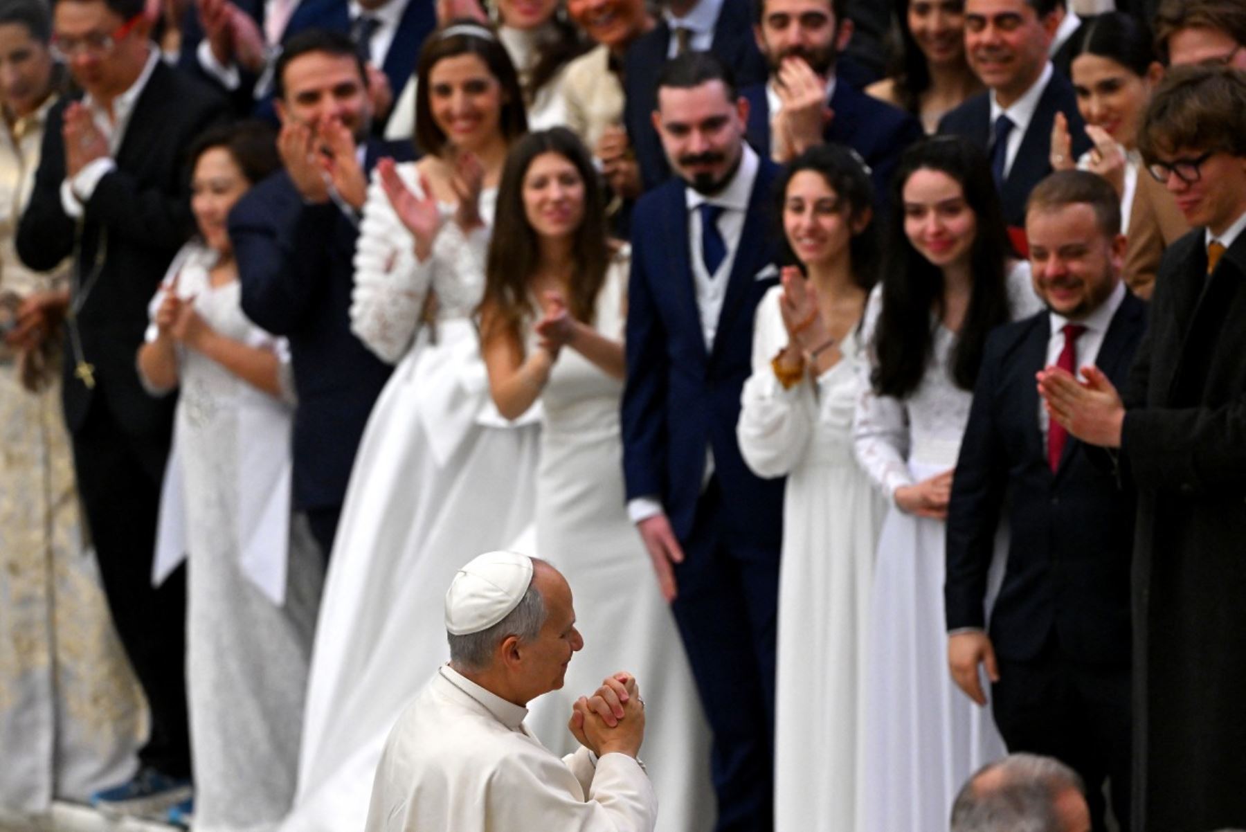 El Papa León XIV bendice a los recién casados ​​durante su audiencia general semanal en el Aula Pablo VI del Vaticano. Foto: AFP