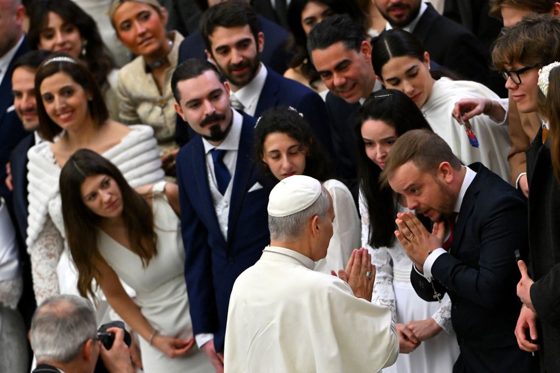 El Papa León XIV bendice a los recién casados ​​durante su audiencia general semanal en el Aula Pablo VI del Vaticano. Foto: AFP