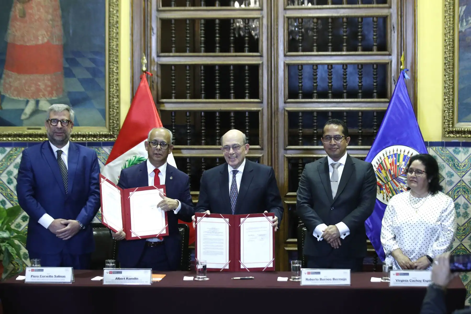 El Gobierno peruano dará plenas facilidades y apoyo a la misión de observadores de la Organización de Estados Americanos que llegará al país para seguir el desarrollo de las elecciones generales del 12 de abril de 2026, informó el canciller Hugo de Zela tras firmar un acuerdo de privilegios e inmunidades con el secretario general del organismo. La medida busca garantizar un proceso electoral transparente, independiente y respetuoso de la voluntad popular. Foto: ANDINA/Eddy Ramos