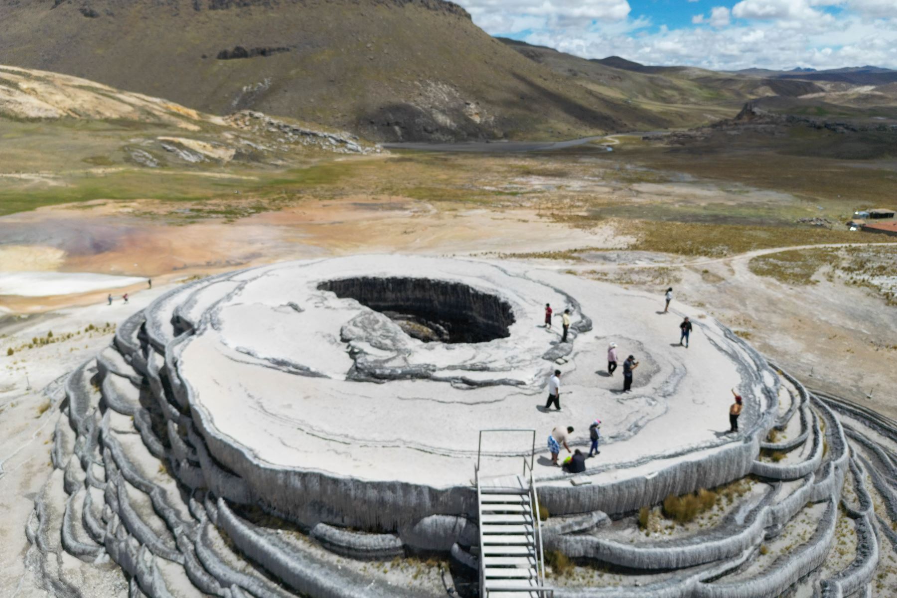 El cono de piedra caliza alcanza una altura aproximada de 30 metros, resultado de la acumulación progresiva de minerales como sal y azufre, que emergieron desde el subsuelo junto con aguas termales. Foto: ANDINA/Genry Bautist