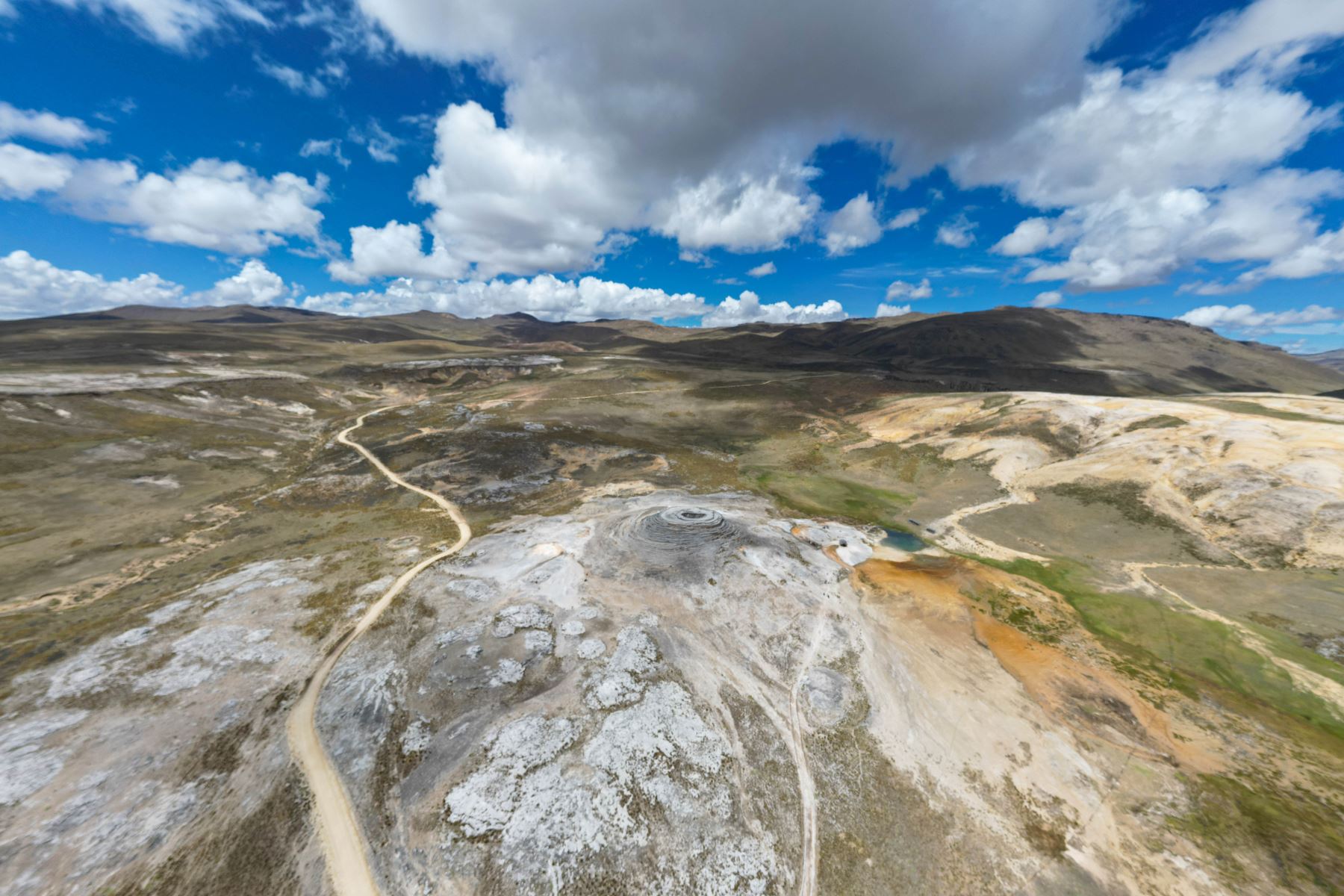 Aunque es conocido popularmente como “volcán”, el Pachapupum es en realidad un géiser inactivo, formado por el afloramiento de aguas termales cargadas de minerales que, al enfriarse, se sedimentaron durante miles de años. Foto: ANDINA/Genry Bautist