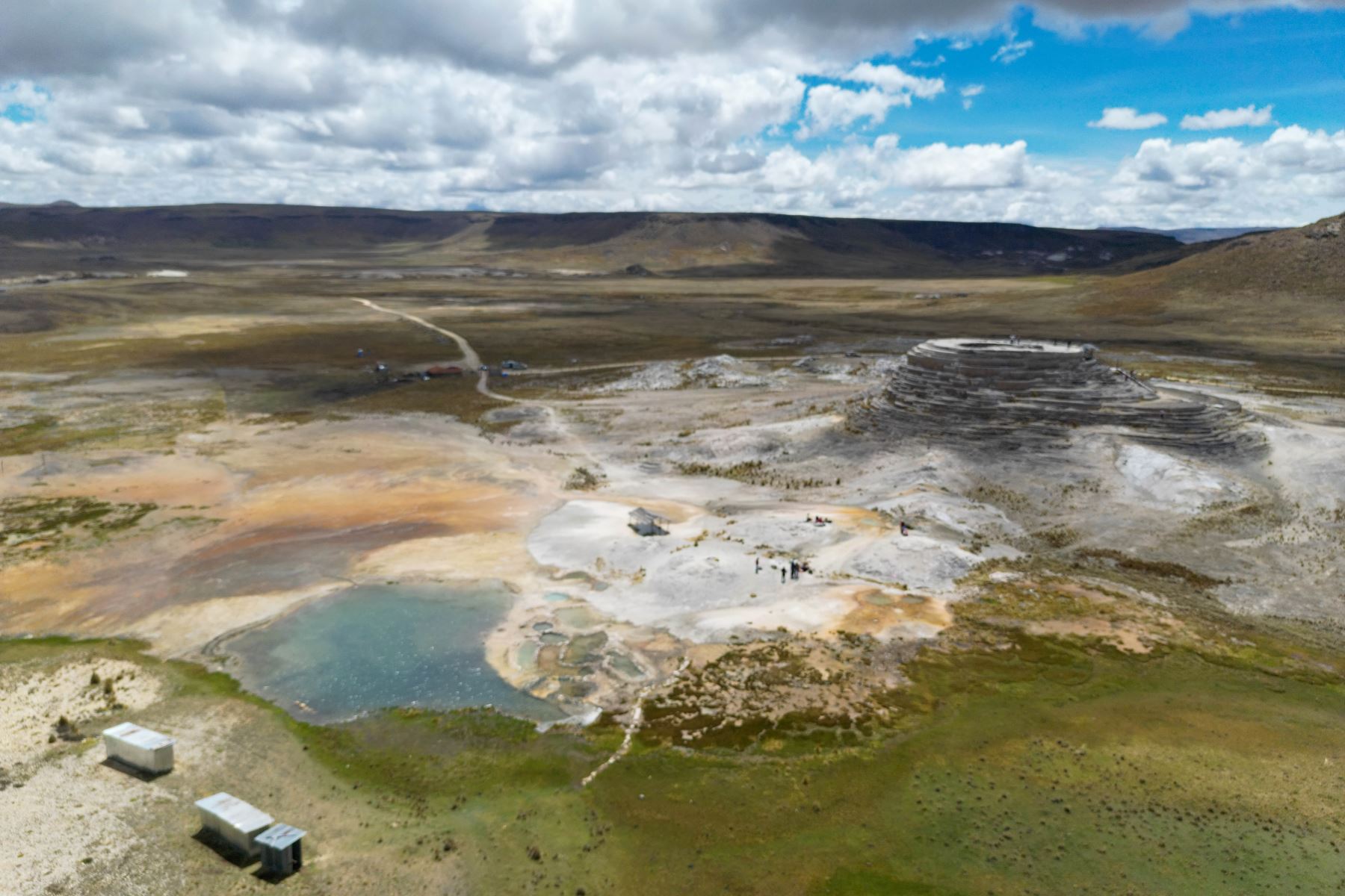 Desde la cima del Pachapupum se observa una abertura circular de unos 10 metros de diámetro, donde aún se perciben burbujeos de agua y emanaciones gaseosas que refuerzan su apariencia de volcán activo. Foto: ANDINA/Genry Bautist