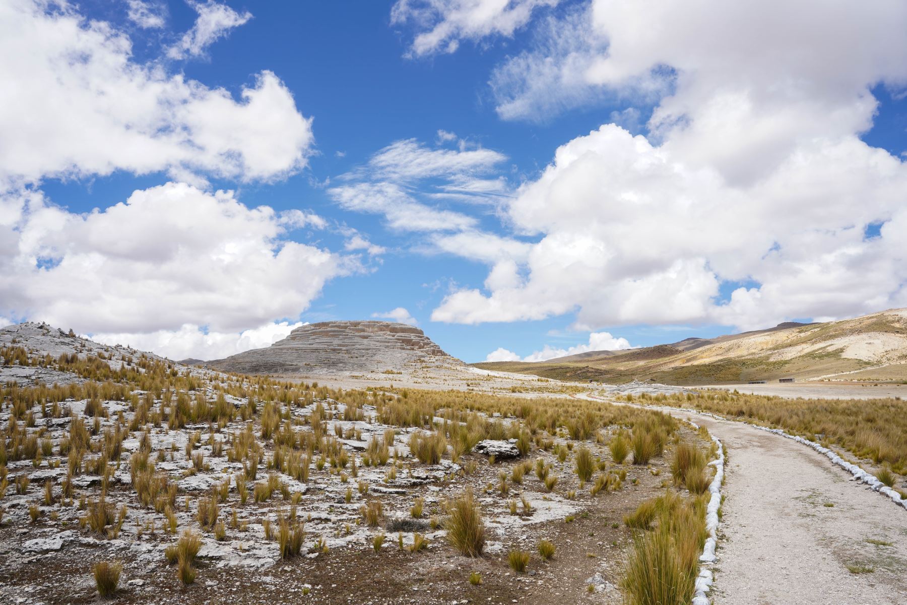 En los alrededores del “volcán”, los visitantes disfrutan de pozas naturales de aguas termomedicinales, muy valoradas por sus supuestas propiedades para aliviar dolores musculares y óseos. Foto: ANDINA/Genry Bautist