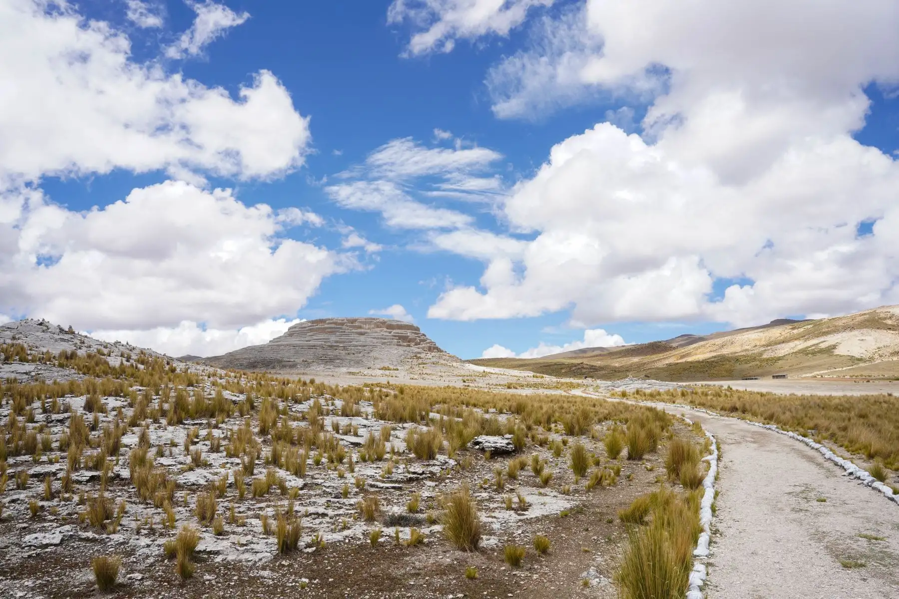 En los alrededores del “volcán”, los visitantes disfrutan de pozas naturales de aguas termomedicinales, muy valoradas por sus supuestas propiedades para aliviar dolores musculares y óseos. Foto: ANDINA/Genry Bautist