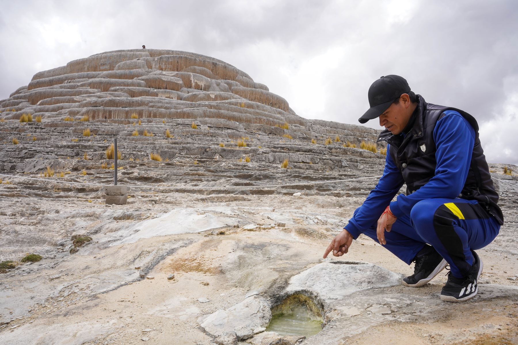 Además del baño termal, algunos viajeros aplican el barro mineral del lugar en el rostro y el cuerpo, práctica tradicional asociada a beneficios para la piel. Foto: ANDINA/Genry Bautist