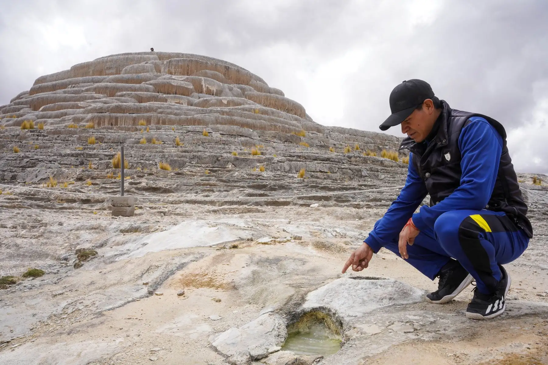 Además del baño termal, algunos viajeros aplican el barro mineral del lugar en el rostro y el cuerpo, práctica tradicional asociada a beneficios para la piel. Foto: ANDINA/Genry Bautist