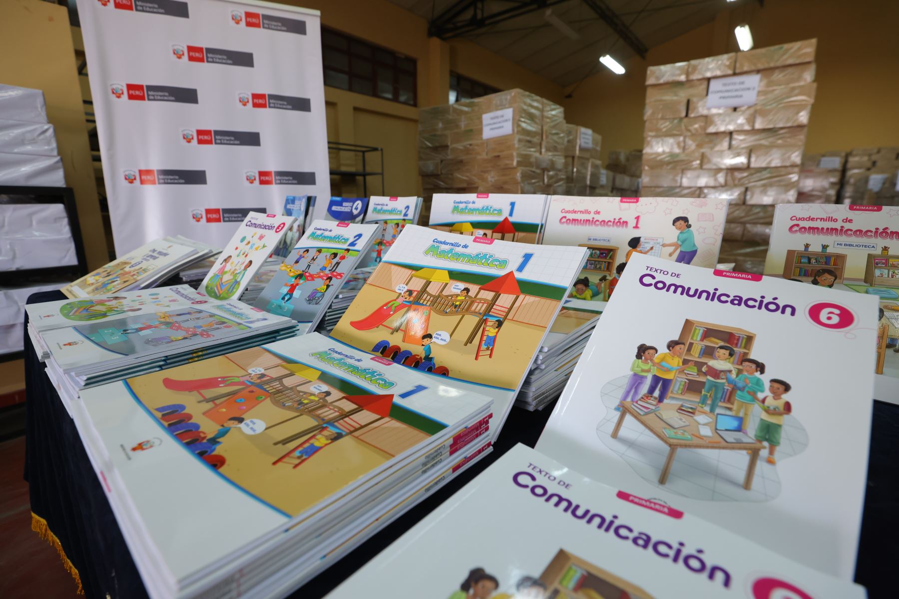 Los materiales entregados incluyen cuadernos de trabajo, textos escolares y recursos pedagógicos, destinados a los distintos niveles de la educación básica regular, con el objetivo de fortalecer los aprendizajes desde el primer día de clases. Foto: ANDINA/Difusión