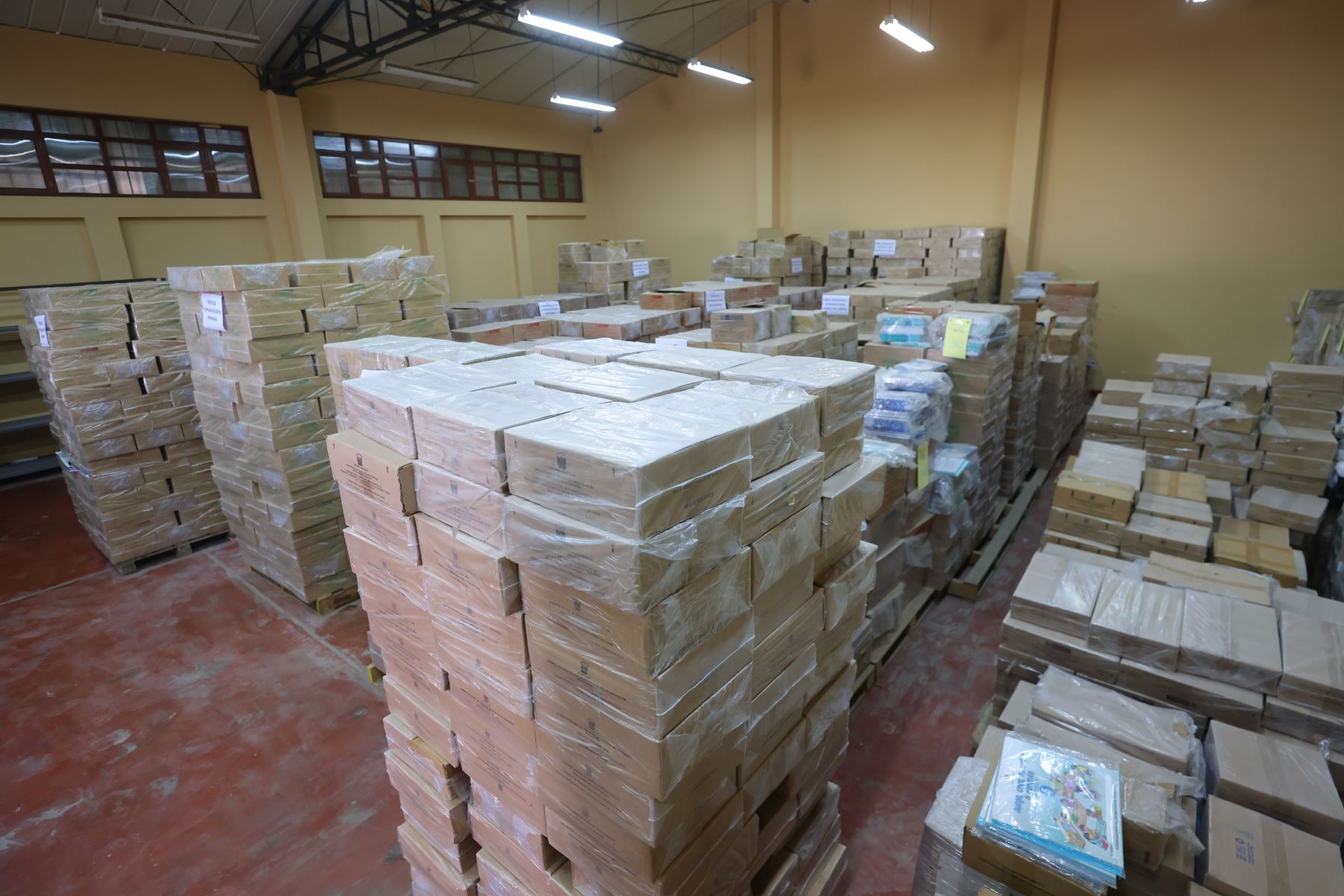 La distribución de materiales educativos en el Callao forma parte de la estrategia nacional para asegurar el Buen Inicio del Año Escolar 2026, priorizando que los recursos lleguen oportunamente a las instituciones educativas públicas antes del inicio de clases. Foto: ANDINA/Difusión