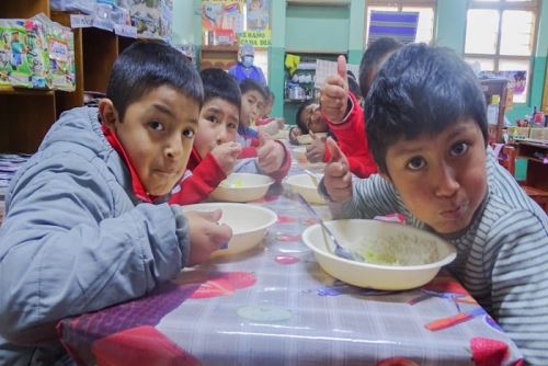 El modelo de subvención económica se sustenta en una gestión participativa a través de los Comités de Gestión para la Alimentación Escolar (CGAE), conformados por madres, padres de familia y apoderados,