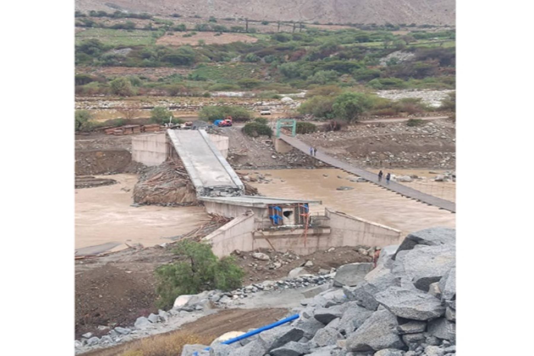 Alcalde distrital de Sancos, Eder Allcca pidió ayuda urgente al Gobierno Regional de Ayacucho, así como al Ejecutivo Nacional a fin de atender a la población damnificada con víveres, medicinas y apoyo logístico.