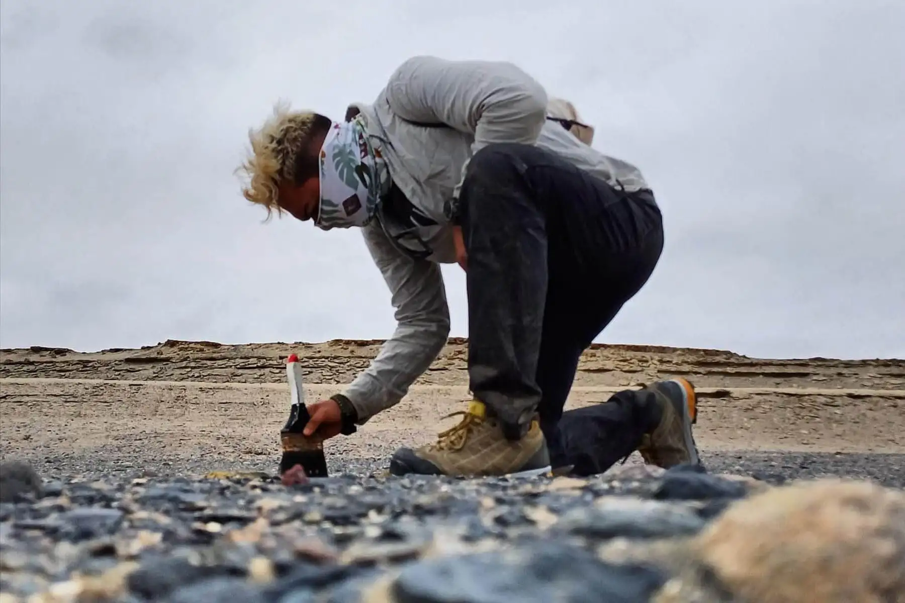 El paleontólogo peruano Leonardo Hostos-Olivera estudia el material fósil hallado en Sacaco, Arequipa, en el Departamento de Paleontología de Vertebrados del Museo de Historia Natural. Foto: ANDINA/Difusión