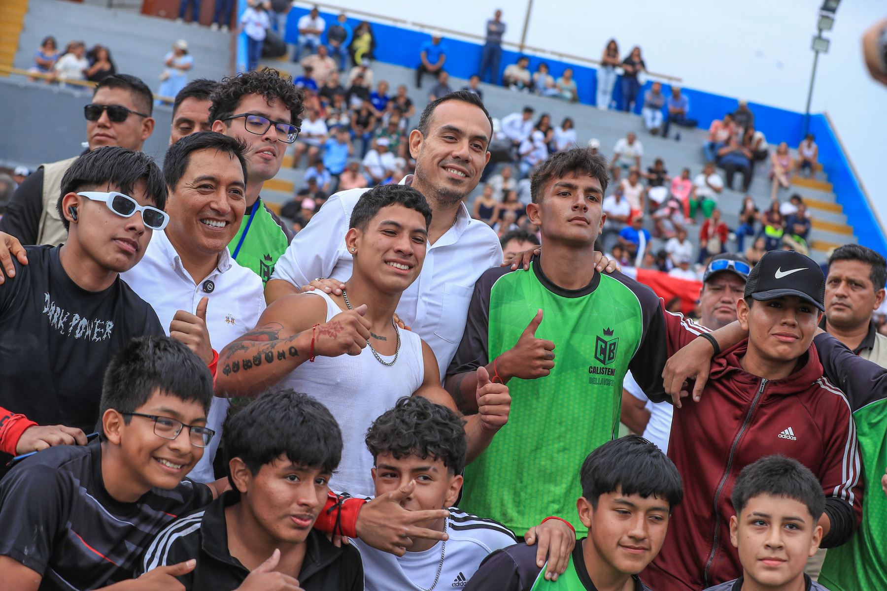 El presidente de la República, José Jerí Oré, participó en una actividad deportiva para niños y jóvenes en el distrito de Bellavista (Callao), realizada en el Estadio Gualberto Lizárraga. El mandatario compartió con los participantes de talleres de verano en disciplinas como básquet, vóley, fútbol, capoeira y artes marciales, saludó a los alumnos, docentes y público presente, y se sumó a demostraciones entre sonrisas y entusiasmo juvenil. Foto: ANDINA/Prensa Presidencia