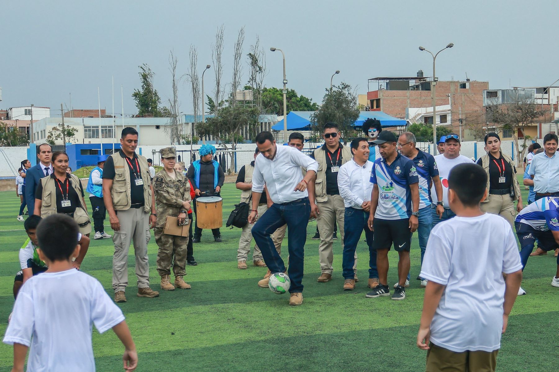 El presidente de la República, José Jerí Oré, participó en una actividad deportiva para niños y jóvenes en el distrito de Bellavista (Callao), realizada en el Estadio Gualberto Lizárraga. El mandatario compartió con los participantes de talleres de verano en disciplinas como básquet, vóley, fútbol, capoeira y artes marciales, saludó a los alumnos, docentes y público presente, y se sumó a demostraciones entre sonrisas y entusiasmo juvenil. Foto: ANDINA/Prensa Presidencia