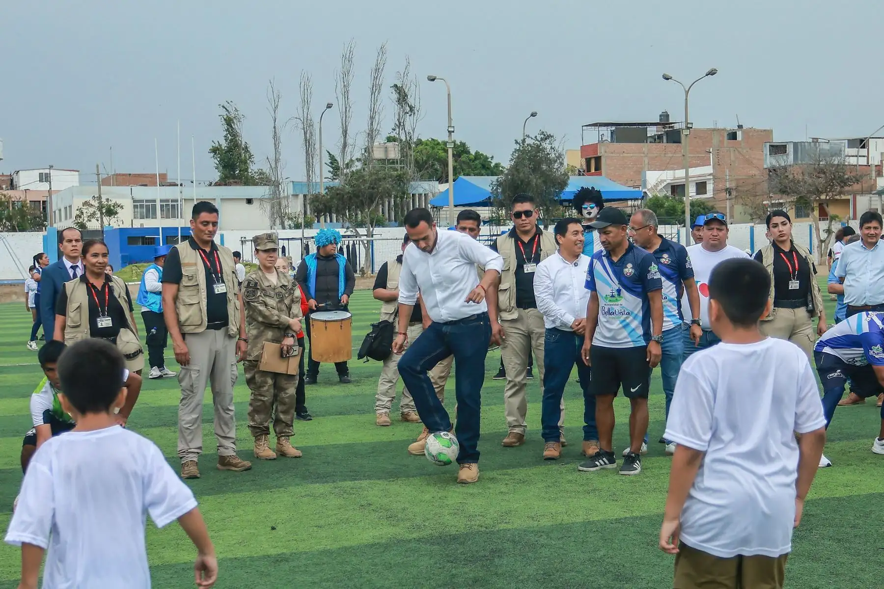 El presidente de la República, José Jerí Oré, participó en una actividad deportiva para niños y jóvenes en el distrito de Bellavista (Callao), realizada en el Estadio Gualberto Lizárraga. El mandatario compartió con los participantes de talleres de verano en disciplinas como básquet, vóley, fútbol, capoeira y artes marciales, saludó a los alumnos, docentes y público presente, y se sumó a demostraciones entre sonrisas y entusiasmo juvenil. Foto: ANDINA/Prensa Presidencia