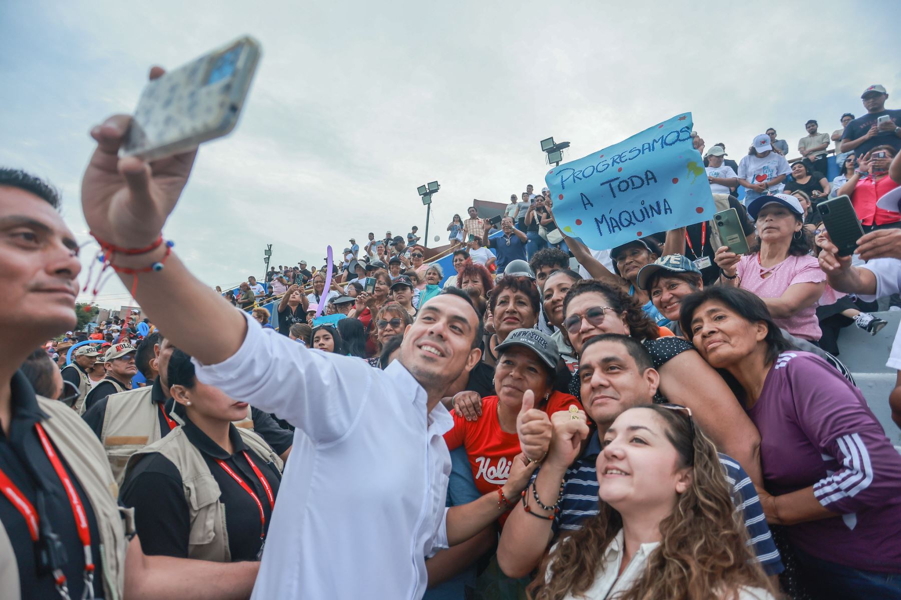 El presidente de la República, José Jerí Oré, participó en una actividad deportiva para niños y jóvenes en el distrito de Bellavista (Callao), realizada en el Estadio Gualberto Lizárraga. El mandatario compartió con los participantes de talleres de verano en disciplinas como básquet, vóley, fútbol, capoeira y artes marciales, saludó a los alumnos, docentes y público presente, y se sumó a demostraciones entre sonrisas y entusiasmo juvenil. Foto: ANDINA/Prensa Presidencia