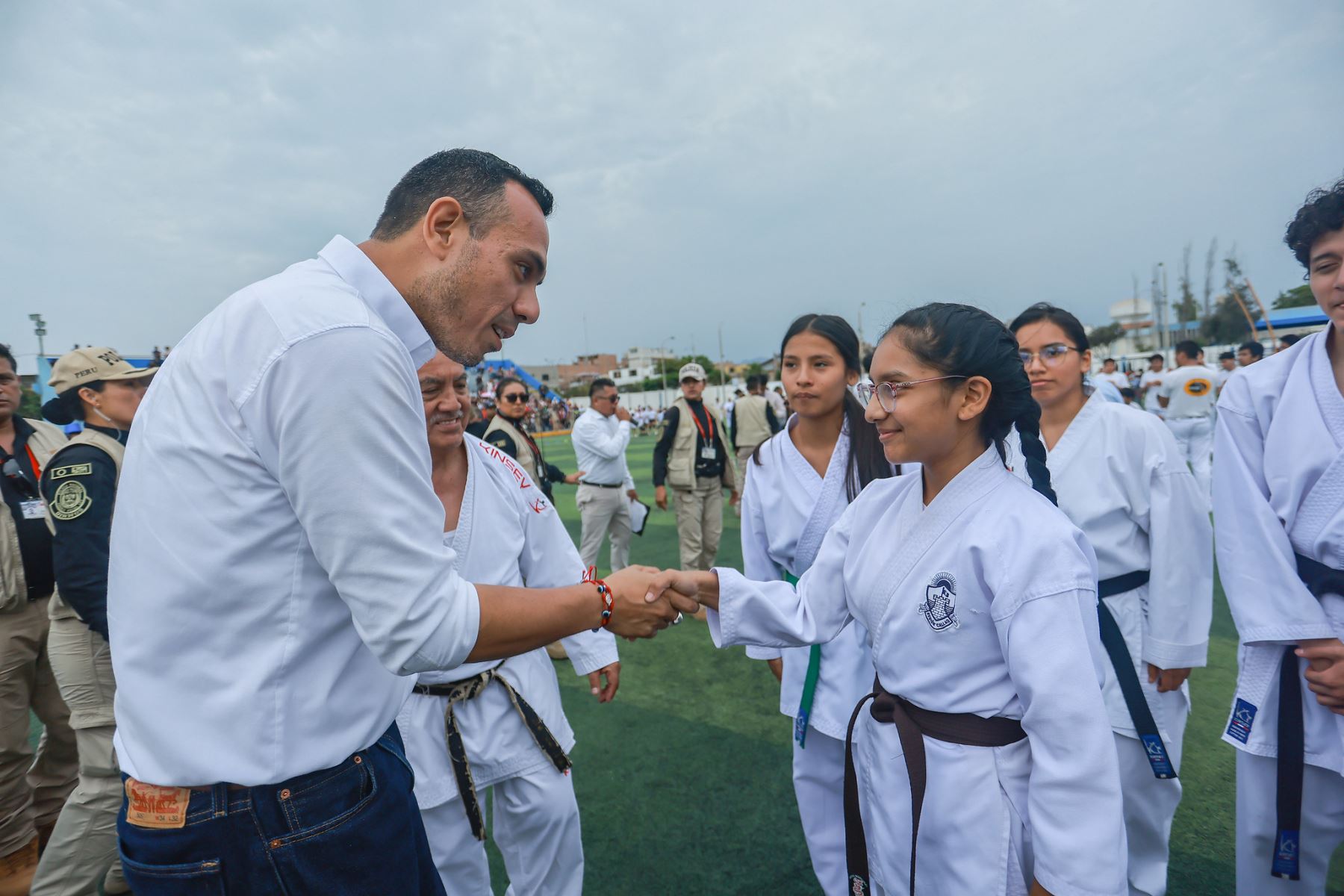El presidente de la República, José Jerí Oré, participó en una actividad deportiva para niños y jóvenes en el distrito de Bellavista (Callao), realizada en el Estadio Gualberto Lizárraga. El mandatario compartió con los participantes de talleres de verano en disciplinas como básquet, vóley, fútbol, capoeira y artes marciales, saludó a los alumnos, docentes y público presente, y se sumó a demostraciones entre sonrisas y entusiasmo juvenil. Foto: ANDINA/Prensa Presidencia