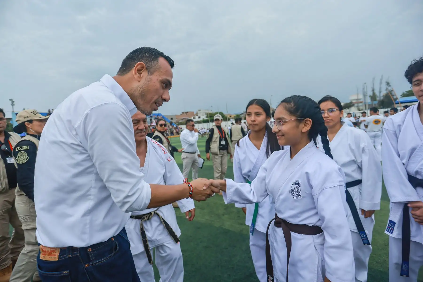 El presidente de la República, José Jerí Oré, participó en una actividad deportiva para niños y jóvenes en el distrito de Bellavista (Callao), realizada en el Estadio Gualberto Lizárraga. El mandatario compartió con los participantes de talleres de verano en disciplinas como básquet, vóley, fútbol, capoeira y artes marciales, saludó a los alumnos, docentes y público presente, y se sumó a demostraciones entre sonrisas y entusiasmo juvenil. Foto: ANDINA/Prensa Presidencia