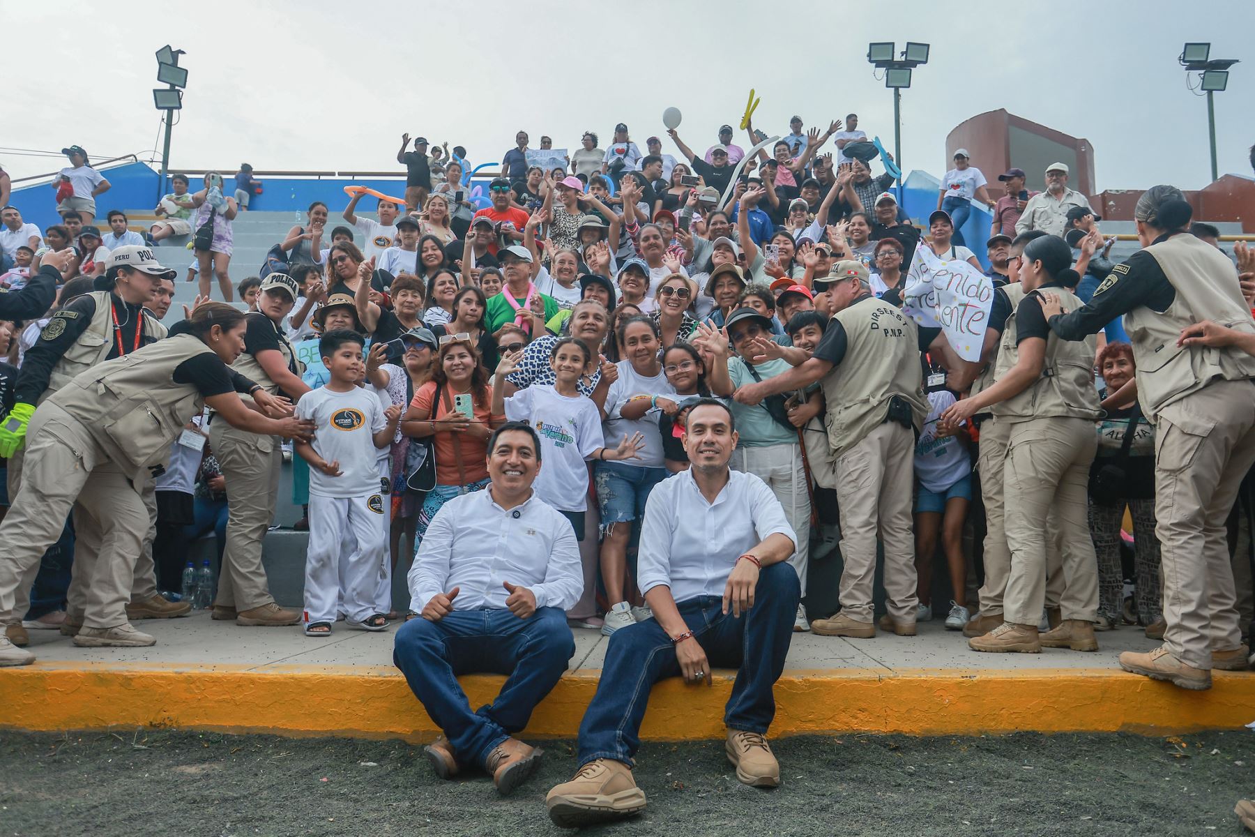 El presidente de la República, José Jerí Oré, participó en una actividad deportiva para niños y jóvenes en el distrito de Bellavista (Callao), realizada en el Estadio Gualberto Lizárraga. El mandatario compartió con los participantes de talleres de verano en disciplinas como básquet, vóley, fútbol, capoeira y artes marciales, saludó a los alumnos, docentes y público presente, y se sumó a demostraciones entre sonrisas y entusiasmo juvenil. Foto: ANDINA/Prensa Presidencia