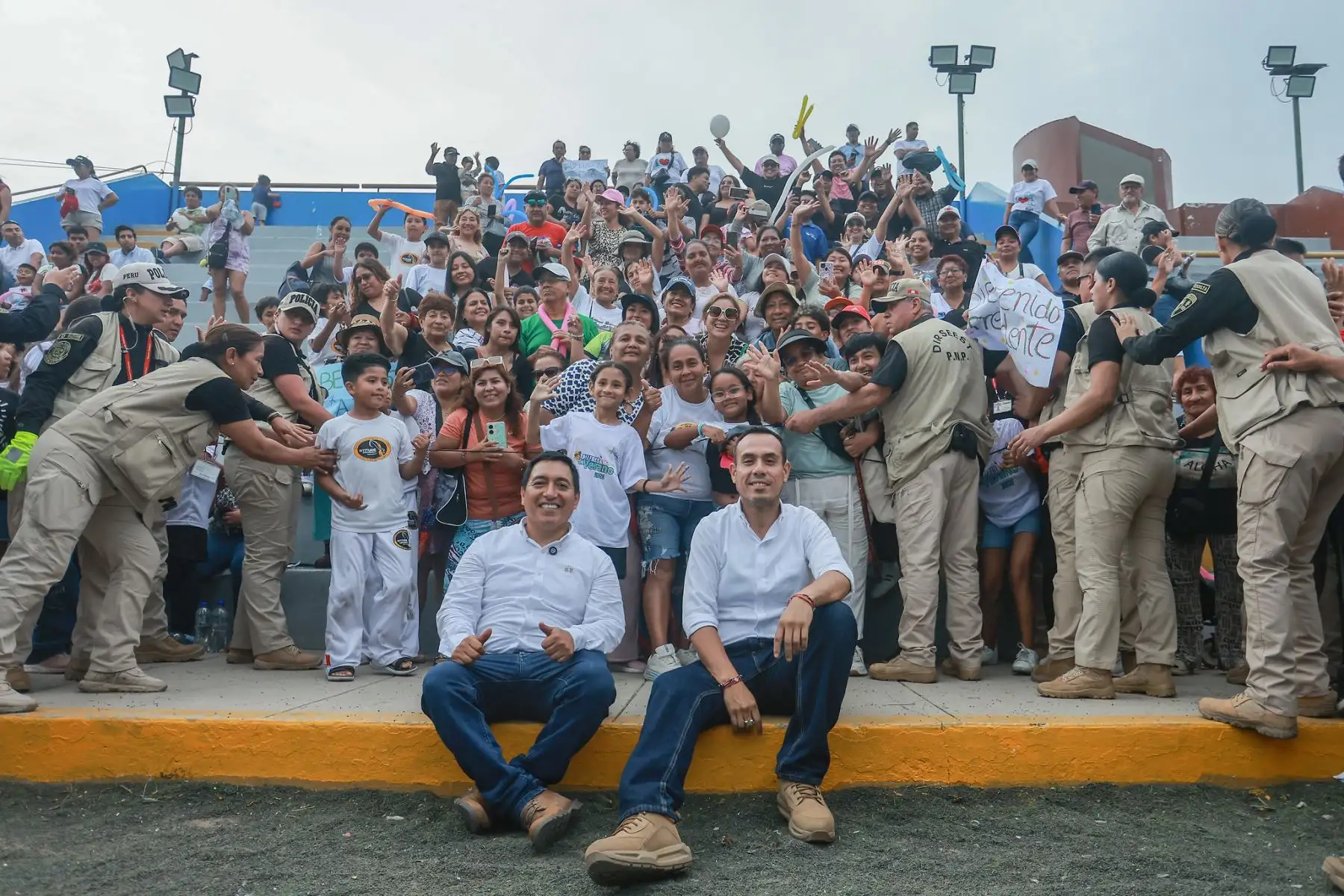 El presidente de la República, José Jerí Oré, participó en una actividad deportiva para niños y jóvenes en el distrito de Bellavista (Callao), realizada en el Estadio Gualberto Lizárraga. El mandatario compartió con los participantes de talleres de verano en disciplinas como básquet, vóley, fútbol, capoeira y artes marciales, saludó a los alumnos, docentes y público presente, y se sumó a demostraciones entre sonrisas y entusiasmo juvenil. Foto: ANDINA/Prensa Presidencia