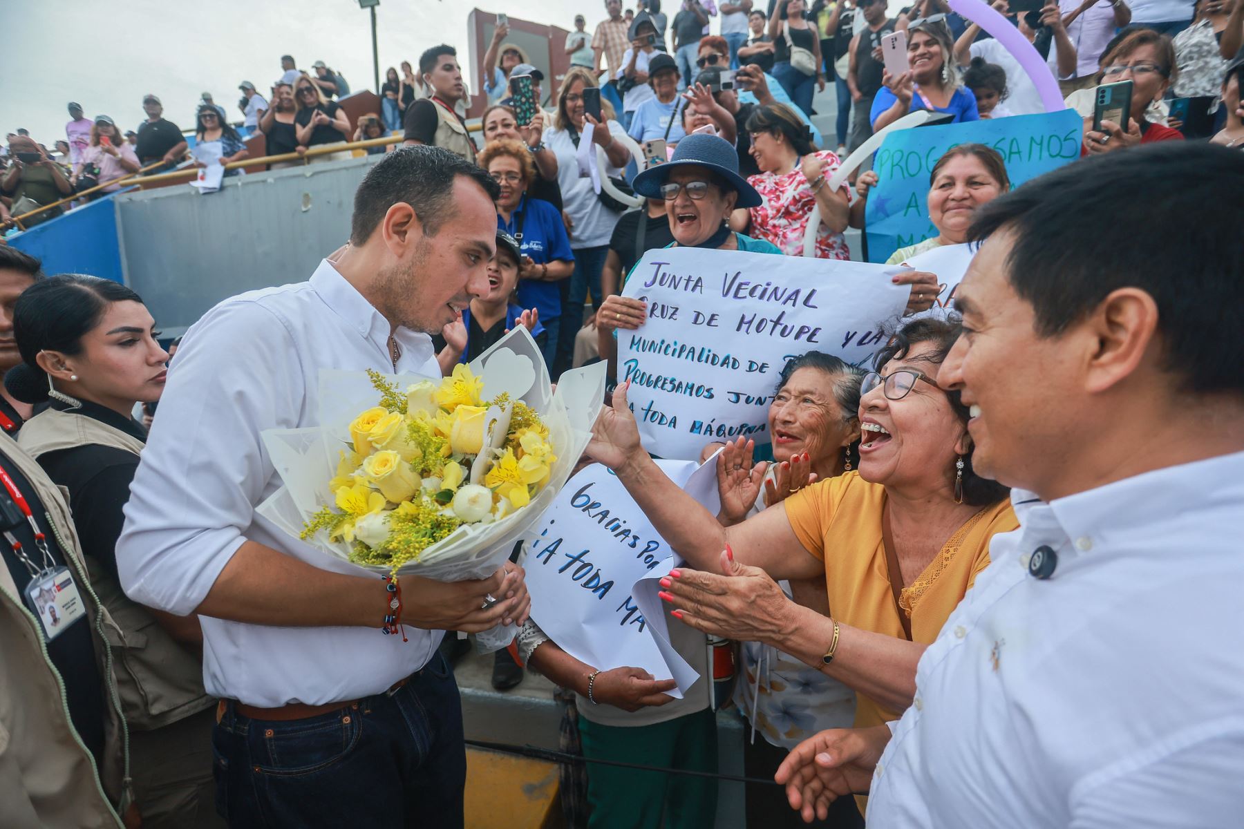 El presidente de la República, José Jerí Oré, participó en una actividad deportiva para niños y jóvenes en el distrito de Bellavista (Callao), realizada en el Estadio Gualberto Lizárraga. El mandatario compartió con los participantes de talleres de verano en disciplinas como básquet, vóley, fútbol, capoeira y artes marciales, saludó a los alumnos, docentes y público presente, y se sumó a demostraciones entre sonrisas y entusiasmo juvenil. Foto: ANDINA/Prensa Presidencia