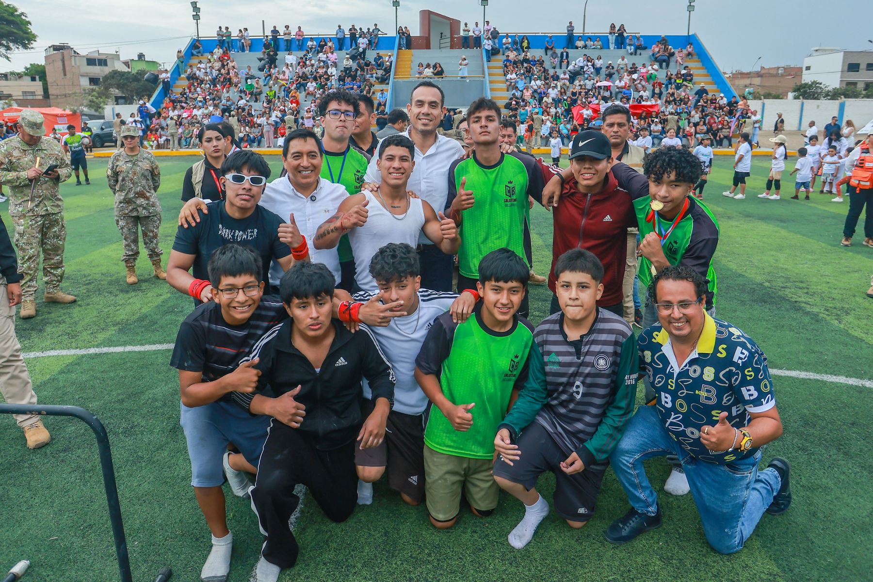 El presidente de la República, José Jerí Oré, participó en una actividad deportiva para niños y jóvenes en el distrito de Bellavista (Callao), realizada en el Estadio Gualberto Lizárraga. El mandatario compartió con los participantes de talleres de verano en disciplinas como básquet, vóley, fútbol, capoeira y artes marciales, saludó a los alumnos, docentes y público presente, y se sumó a demostraciones entre sonrisas y entusiasmo juvenil. Foto: ANDINA/Prensa Presidencia