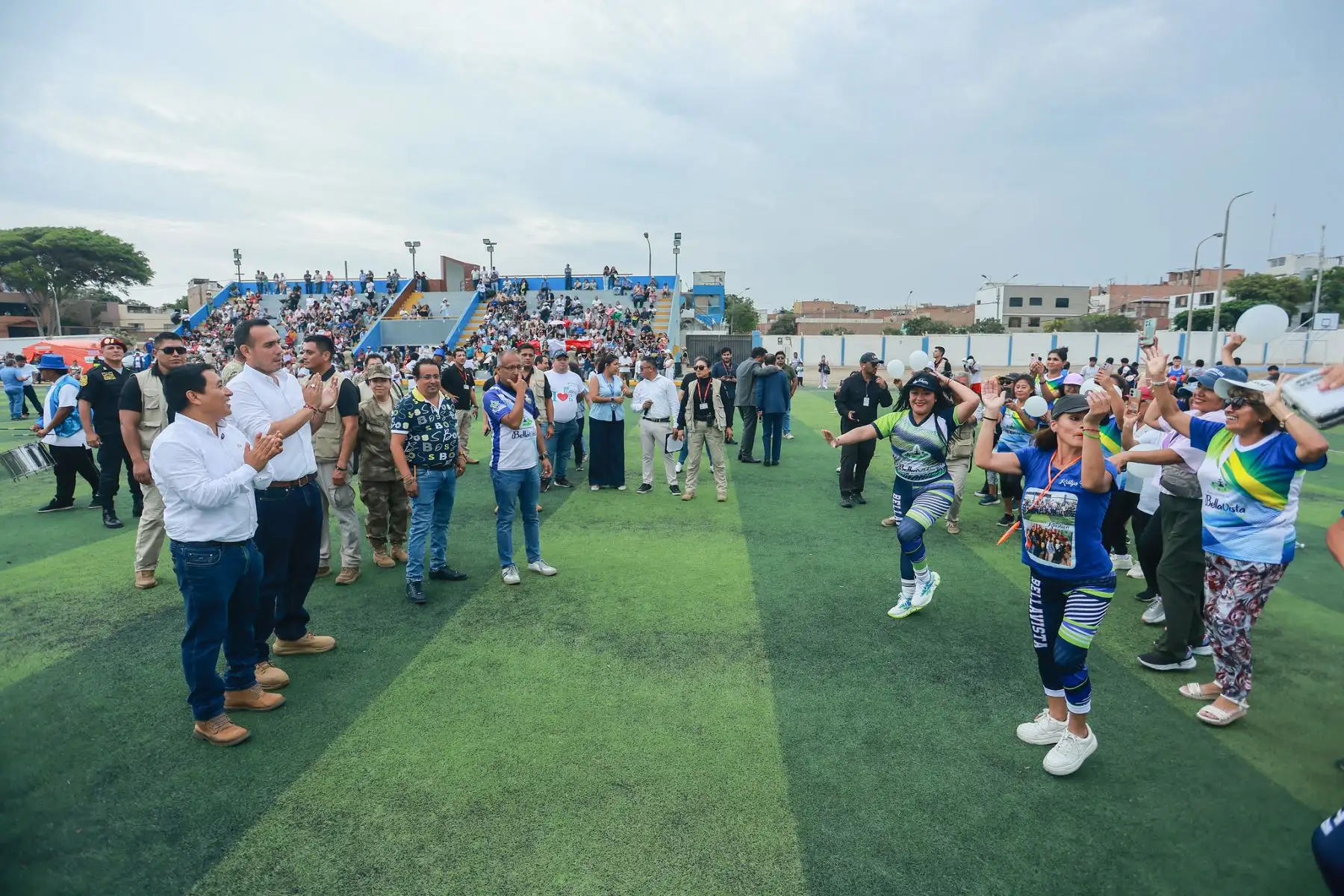 El presidente de la República, José Jerí Oré, participó en una actividad deportiva para niños y jóvenes en el distrito de Bellavista (Callao), realizada en el Estadio Gualberto Lizárraga. El mandatario compartió con los participantes de talleres de verano en disciplinas como básquet, vóley, fútbol, capoeira y artes marciales, saludó a los alumnos, docentes y público presente, y se sumó a demostraciones entre sonrisas y entusiasmo juvenil. Foto: ANDINA/Prensa Presidencia