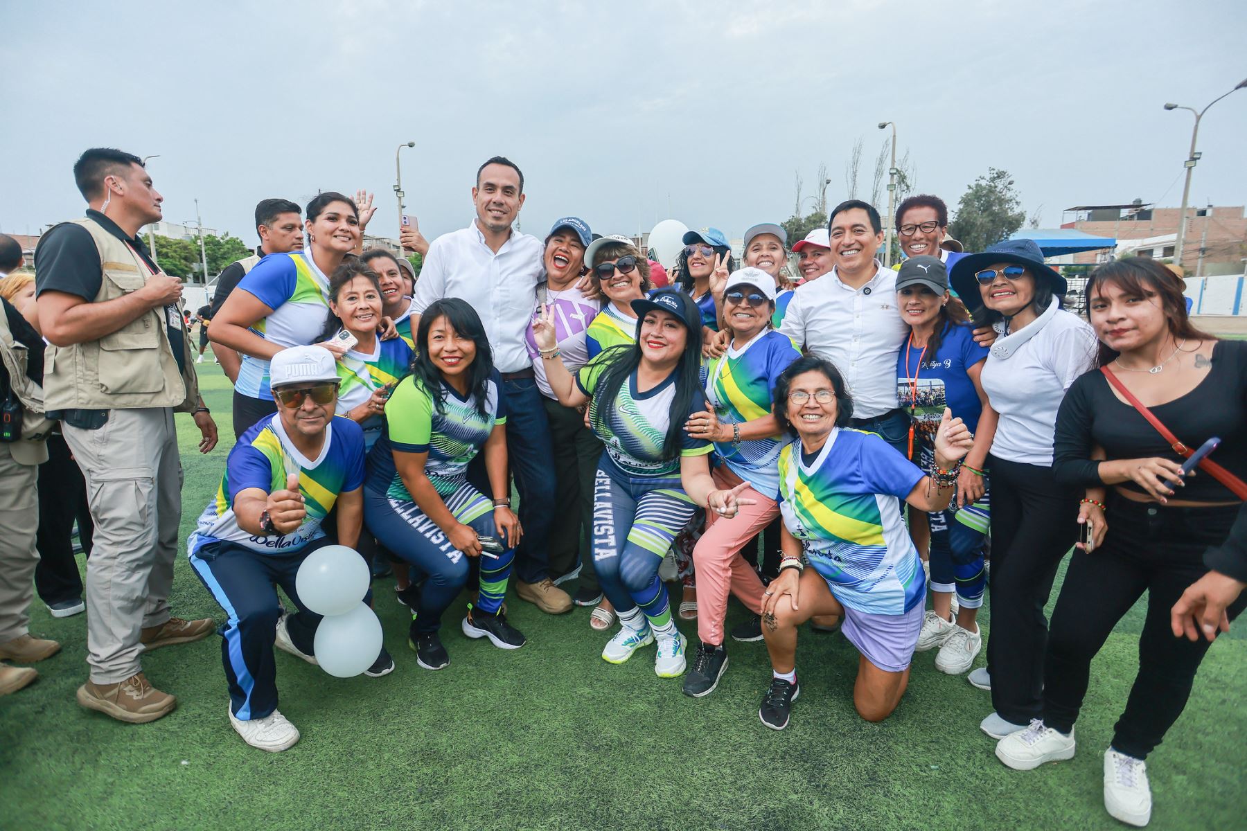 El presidente de la República, José Jerí Oré, participó en una actividad deportiva para niños y jóvenes en el distrito de Bellavista (Callao), realizada en el Estadio Gualberto Lizárraga. El mandatario compartió con los participantes de talleres de verano en disciplinas como básquet, vóley, fútbol, capoeira y artes marciales, saludó a los alumnos, docentes y público presente, y se sumó a demostraciones entre sonrisas y entusiasmo juvenil. Foto: ANDINA/Prensa Presidencia