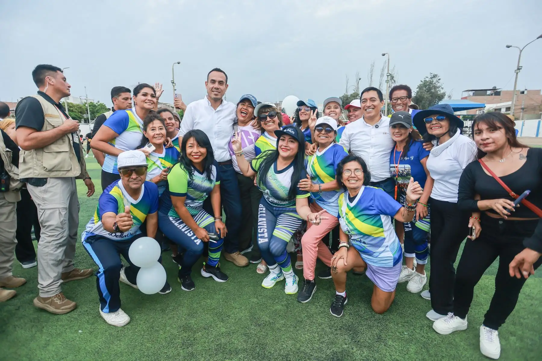 El presidente de la República, José Jerí Oré, participó en una actividad deportiva para niños y jóvenes en el distrito de Bellavista (Callao), realizada en el Estadio Gualberto Lizárraga. El mandatario compartió con los participantes de talleres de verano en disciplinas como básquet, vóley, fútbol, capoeira y artes marciales, saludó a los alumnos, docentes y público presente, y se sumó a demostraciones entre sonrisas y entusiasmo juvenil. Foto: ANDINA/Prensa Presidencia