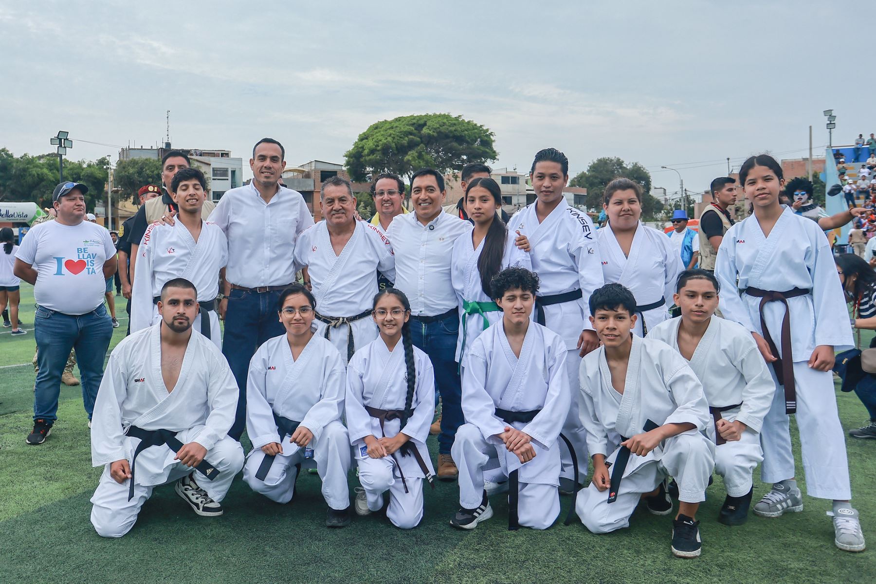 El presidente de la República, José Jerí Oré, participó en una actividad deportiva para niños y jóvenes en el distrito de Bellavista (Callao), realizada en el Estadio Gualberto Lizárraga. El mandatario compartió con los participantes de talleres de verano en disciplinas como básquet, vóley, fútbol, capoeira y artes marciales, saludó a los alumnos, docentes y público presente, y se sumó a demostraciones entre sonrisas y entusiasmo juvenil. Foto: ANDINA/Prensa Presidencia