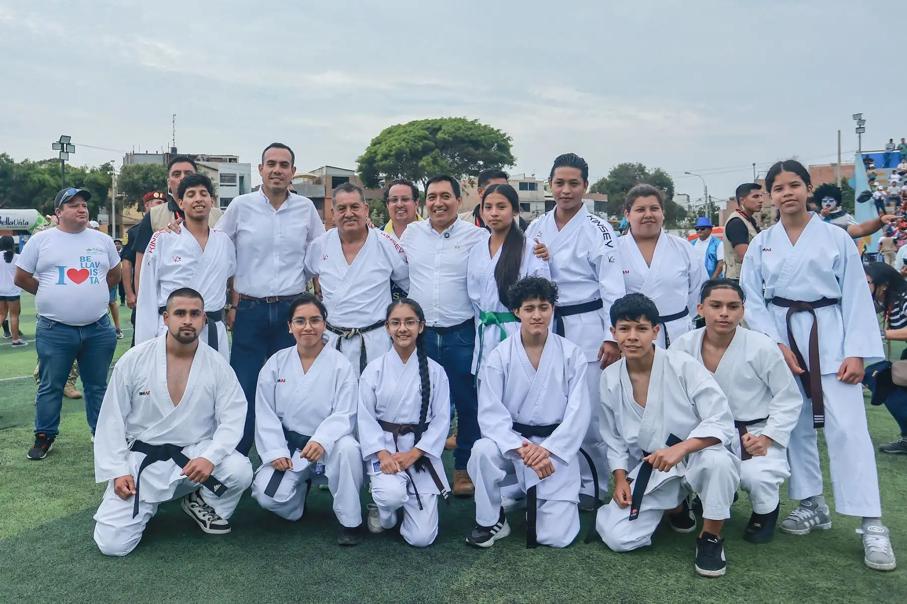 El presidente de la República, José Jerí Oré, participó en una actividad deportiva para niños y jóvenes en el distrito de Bellavista (Callao), realizada en el Estadio Gualberto Lizárraga. El mandatario compartió con los participantes de talleres de verano en disciplinas como básquet, vóley, fútbol, capoeira y artes marciales, saludó a los alumnos, docentes y público presente, y se sumó a demostraciones entre sonrisas y entusiasmo juvenil. Foto: ANDINA/Prensa Presidencia