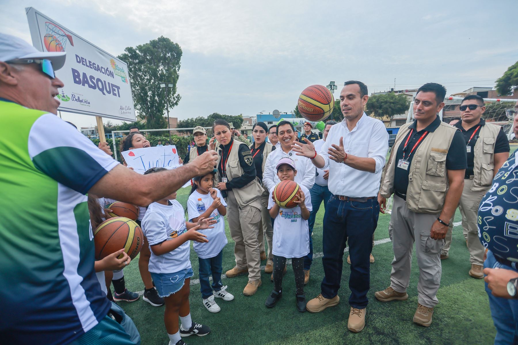 El presidente de la República, José Jerí Oré, participó en una actividad deportiva para niños y jóvenes en el distrito de Bellavista (Callao), realizada en el Estadio Gualberto Lizárraga. El mandatario compartió con los participantes de talleres de verano en disciplinas como básquet, vóley, fútbol, capoeira y artes marciales, saludó a los alumnos, docentes y público presente, y se sumó a demostraciones entre sonrisas y entusiasmo juvenil. Foto: ANDINA/Prensa Presidencia