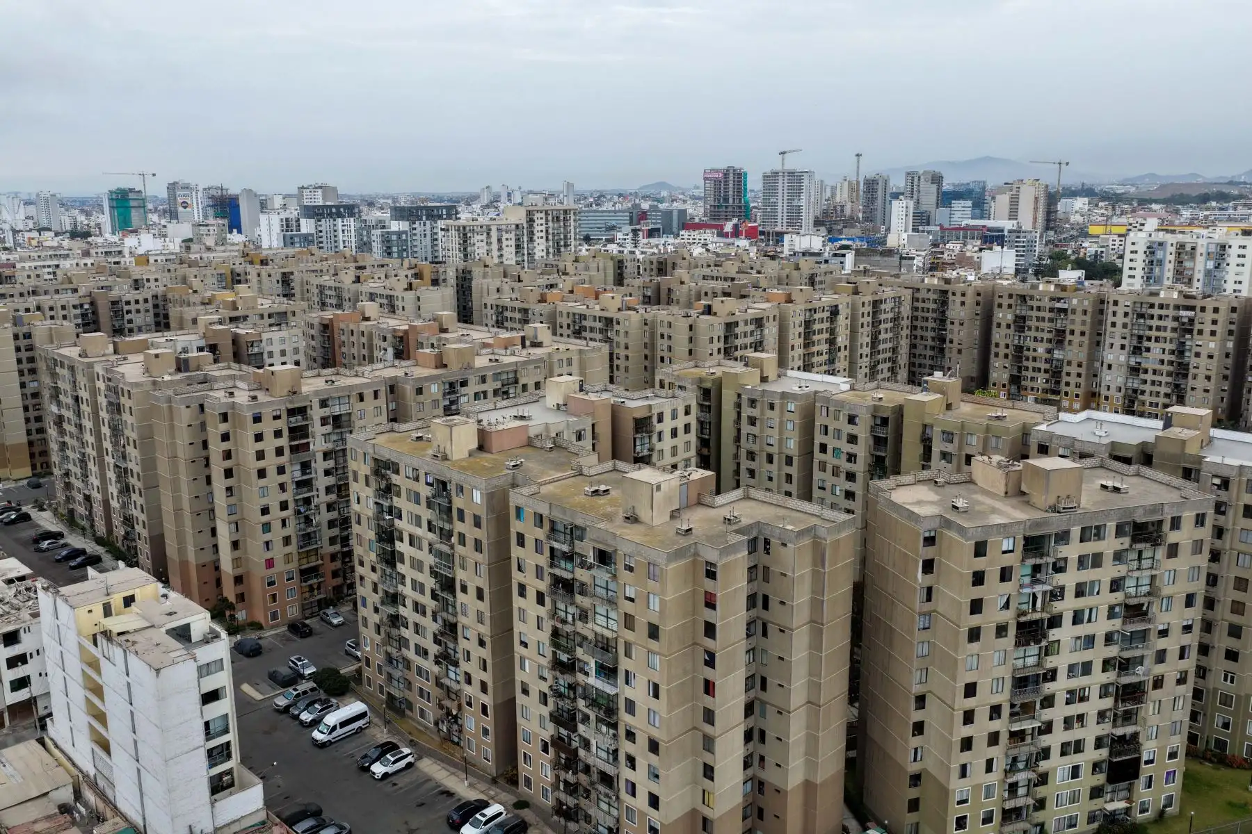 Edificios altos y grandes construcciones inmobiliarias para vivienda y oficinas en el distrito de San Miguel, en el marco de celebrarse el 491 aniversario de la ciudad de Lima. Foto: ANDINA/Daniel Bracamonte