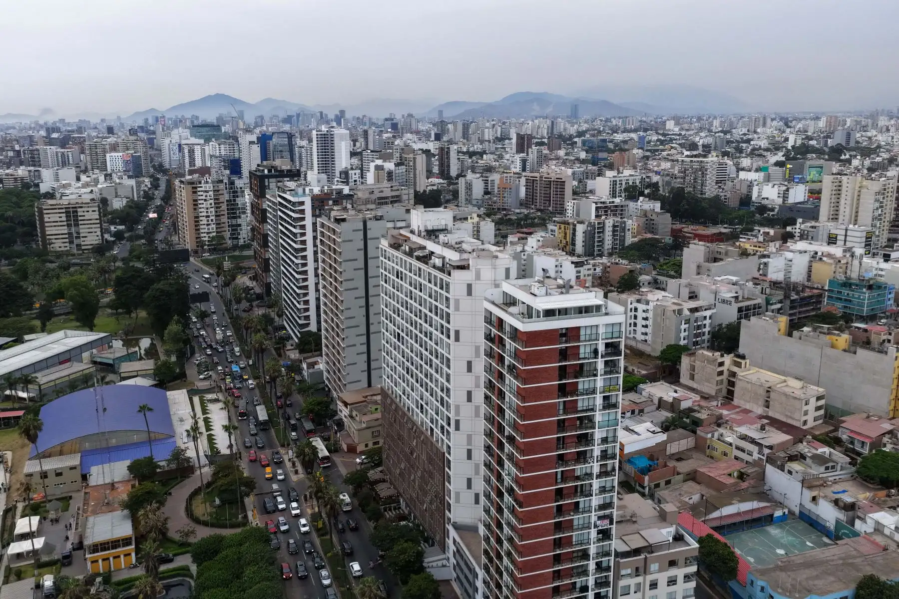 Edificios altos y grandes construcciones inmobiliarias para vivienda y oficinas en el distrito de Barranco y Miraflores, en el marco de celebrarse el 491 aniversario de la ciudad de Lima. Foto: ANDINA/Daniel Bracamonte