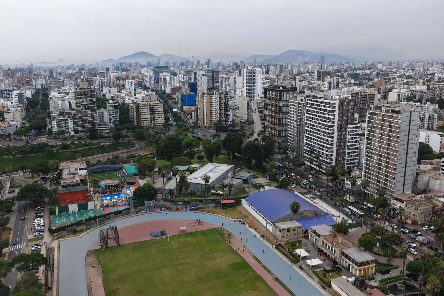 Edificios altos y grandes construcciones inmobiliarias para vivienda y oficinas en el distrito de Barranco y Miraflores, en el marco de celebrarse el 491 aniversario de la ciudad de Lima. Foto: ANDINA/Daniel Bracamonte