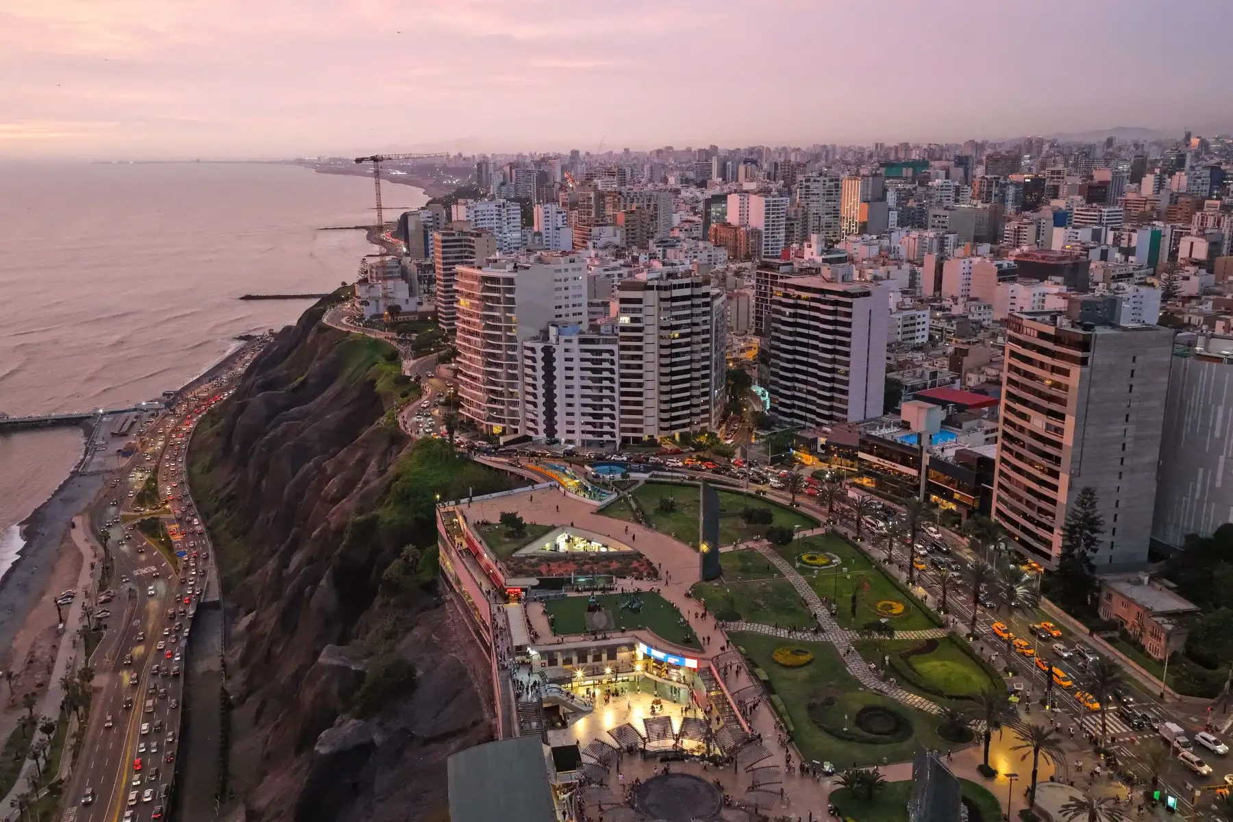 Edificios altos y grandes construcciones inmobiliarias para vivienda y oficinas en el distrito de Miraflores, en el marco de celebrarse el 491 aniversario de la ciudad de Lima. Foto: ANDINA/Daniel Bracamonte