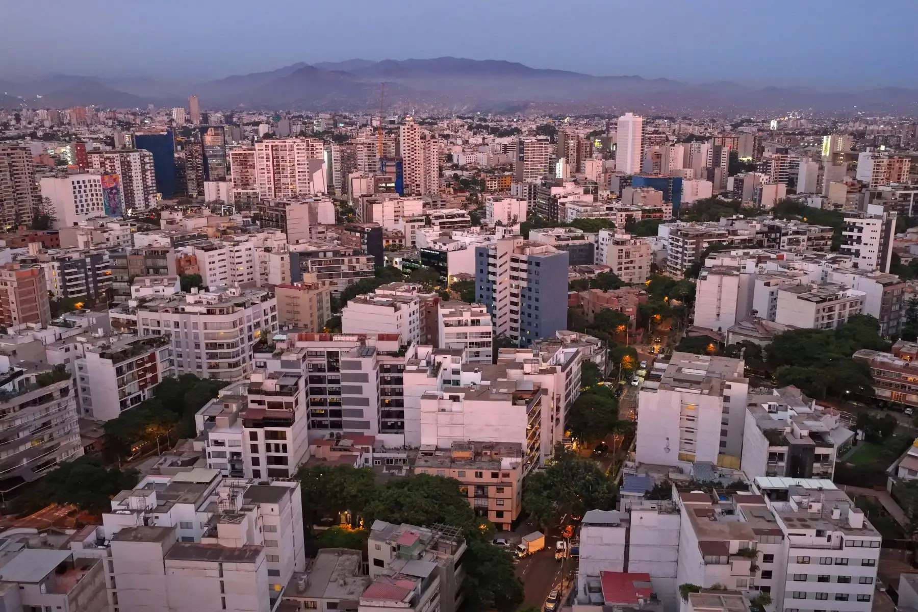 Edificios altos y grandes construcciones inmobiliarias para vivienda y oficinas en el distrito de Miraflores, en el marco de celebrarse el 491 aniversario de la ciudad de Lima. Foto: ANDINA/Daniel Bracamonte