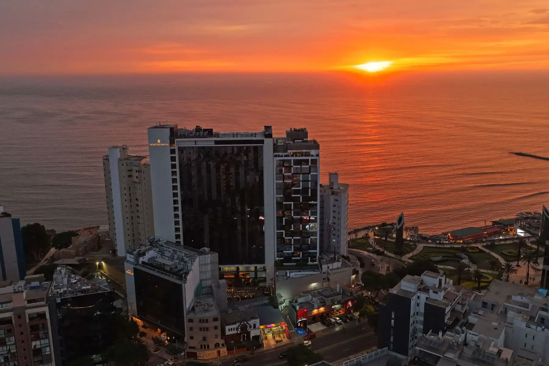 Edificios altos y grandes construcciones inmobiliarias para vivienda y oficinas en el distrito de Miraflores, en el marco de celebrarse el 491 aniversario de la ciudad de Lima. Foto: ANDINA/Daniel Bracamonte