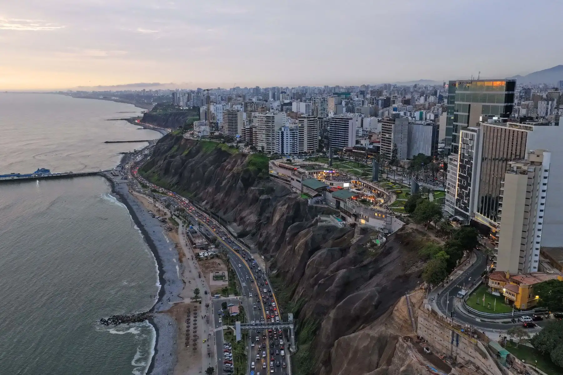 Edificios altos y grandes construcciones inmobiliarias para vivienda y oficinas en el distrito de Miraflores, en el marco de celebrarse el 491 aniversario de la ciudad de Lima. Foto: ANDINA/Daniel Bracamonte