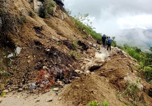 Las lluvias intensas registradas esta semana en la región Cajamarca han ocasionado el colapso de la carretera en el distrito de Cortegana, provincia de Celendín, dejando aislados a tres centros poblados. ANDINA/Difusión