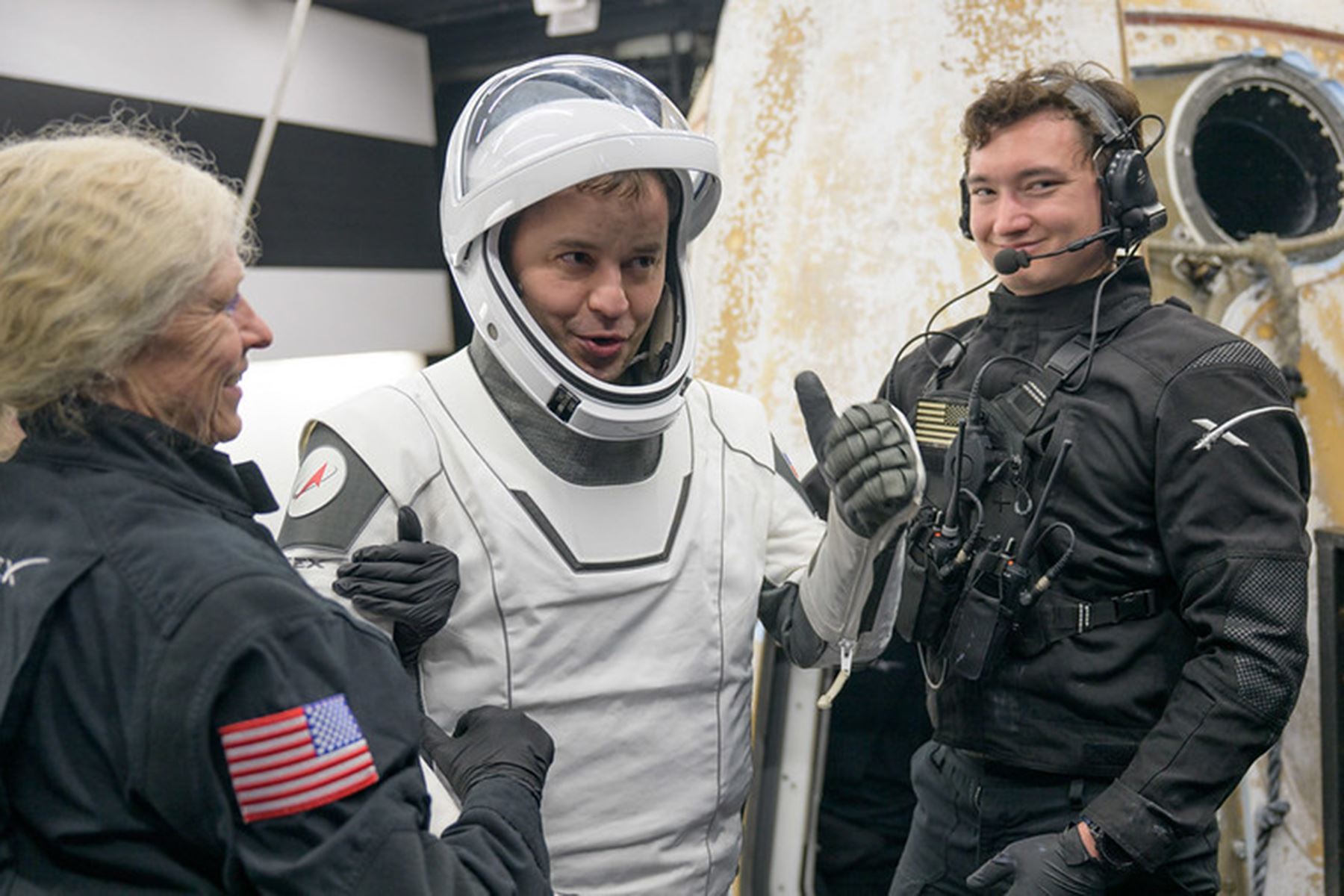 El cosmonauta Oleg Platonov, recibe ayuda para descender de la nave espacial SpaceX Dragon Endeavour a bordo de la nave de recuperación de SpaceX, SHANNON, después de que él, junto con los astronautas de la NASA Mike Fincke, Zena Cardman y la astronauta de la JAXA, Kimiya Yui, aterrizara en el océano Pacífico frente a la costa de Long Beach, California. Foto: NASA/Bill Ingalls