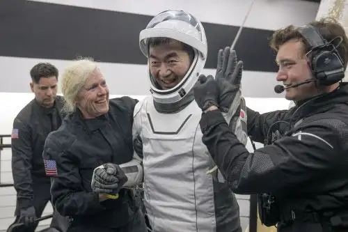 Cuatro astronautas de la EEI vuelven con éxito a la Tierra tras una evacuación médica