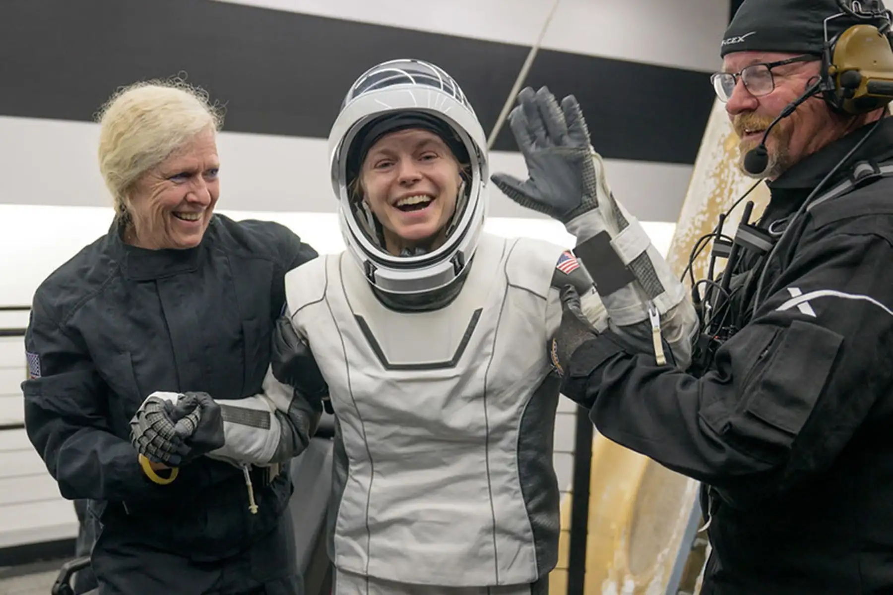 La astronauta de la NASA Zena Cardman recibe ayuda para salir de la nave espacial SpaceX Dragon Endeavour a bordo de la nave de recuperación de SpaceX, SHANNON, después de que ella, el astronauta de la NASA Mike Fincke, la astronauta de la JAXA, Kimiya Yui y el cosmonauta de Roscosmos Oleg Platonov aterrizaran en el océano Pacífico frente a la costa de Long Beach, California. Foto: NASA/Bill Ingalls